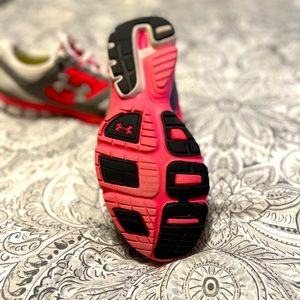 Women Tennis shoes size 8.5